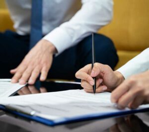 Imprenditrice che sottoscrive documenti di lavoro