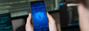 Simbolo di sicurezza aziendale su smartphone