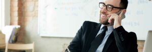 Imprenditore che che parla al telefono
