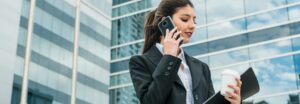 Imprenditrice che che parla al telefono